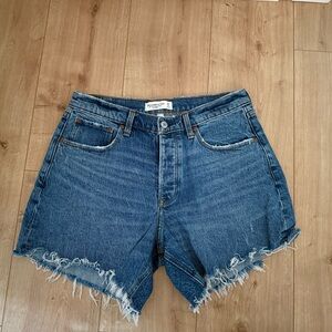 Abercrombie & Fitch- The 90’s baggy short low rise curve love